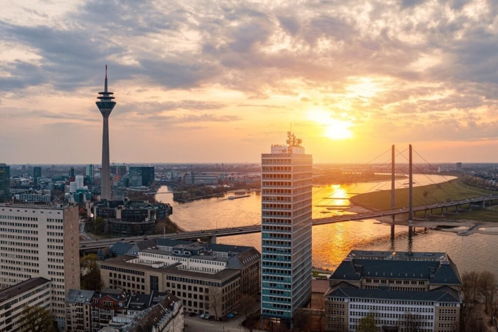 واجهة دوسلدورف على نهر الراين مع المباني الحديثة والأنشطة الترفيهية