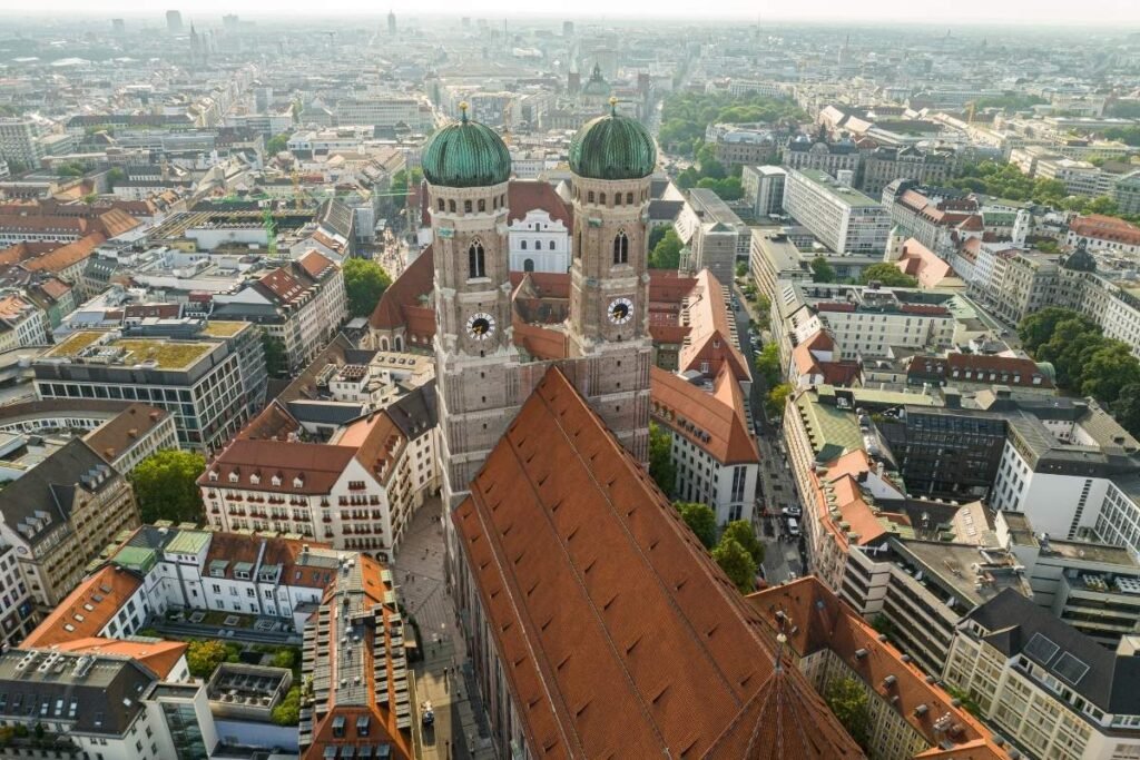 منظر عام لمدينة ميونخ مع المباني الحديثة